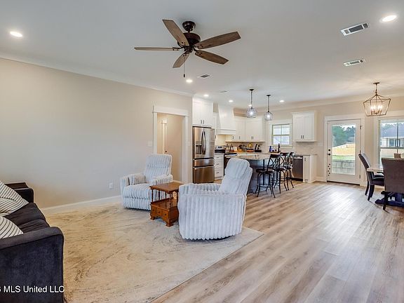 4th image of 6 Stephens Ln