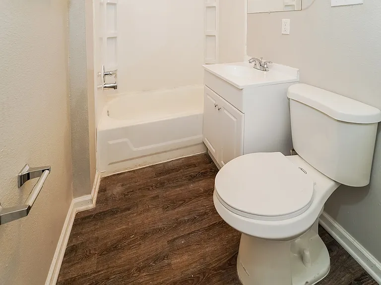 815373_023_main_bathroom_13289225.jpg