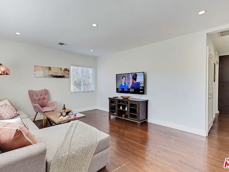 4411 Irvine Ave — Photo 5
