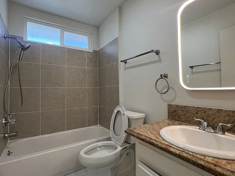 1001 Orange Grove Ave — Photo 5