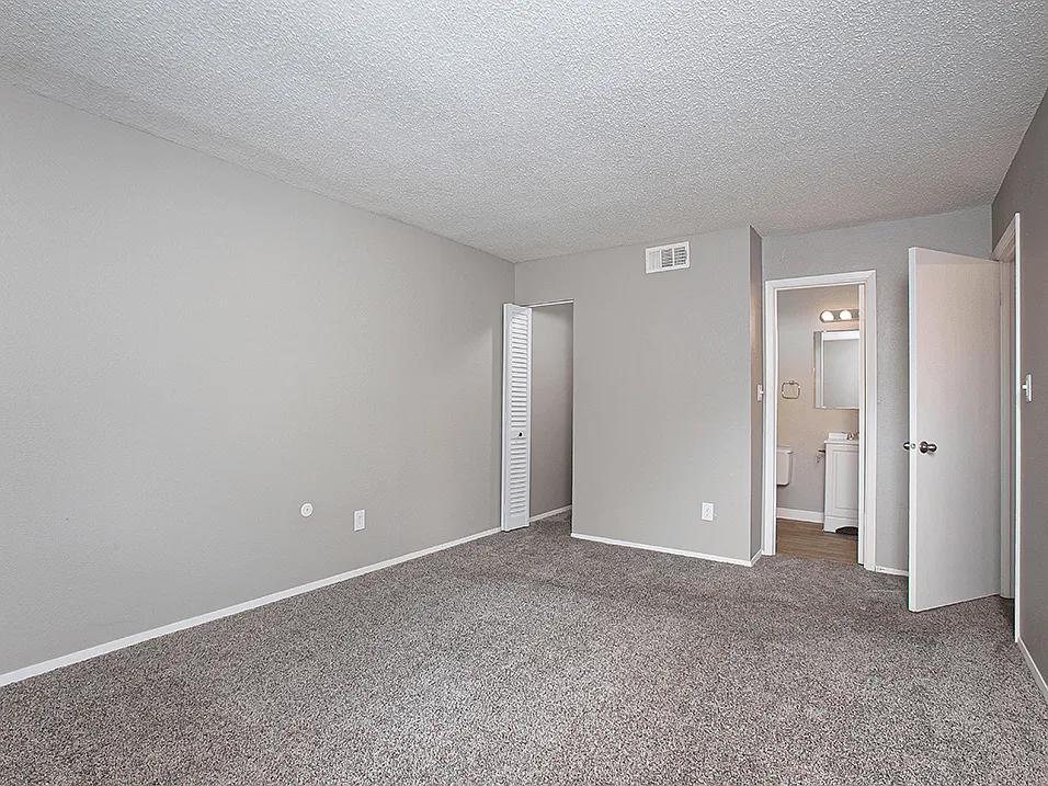 MacArthurs Lake Apartments — Photo 2