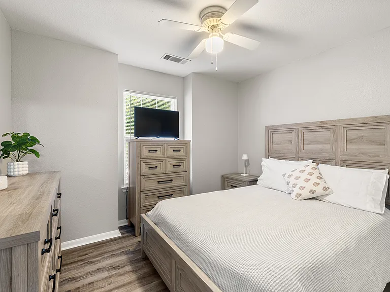 Sunset Pointe Apartments — Photo 51
