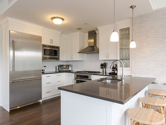 5th image of 10 Byron Pl #714