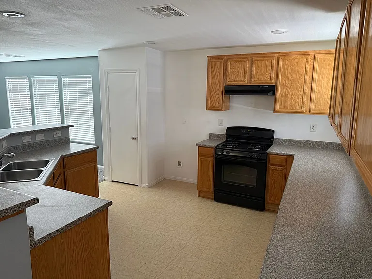10039 Mystic Lake Ave — Photo 11