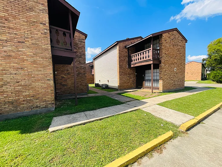 Crestwood Apartments — Photo 8