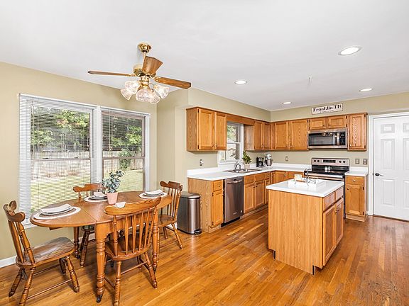 3rd image of 1366 Buckingham Cir