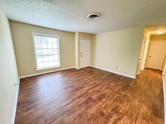 4th image of 301 E Park Ave