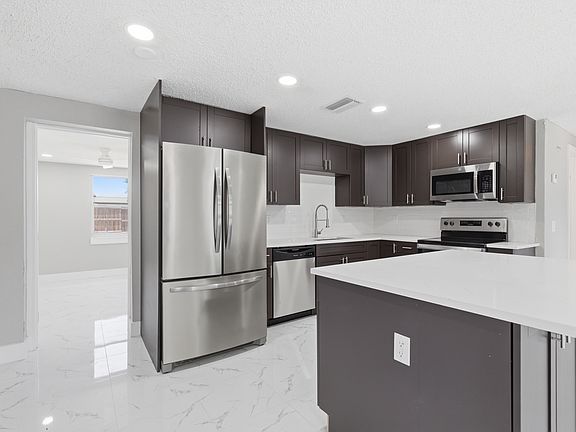5th image of 7541 Camelot Rd