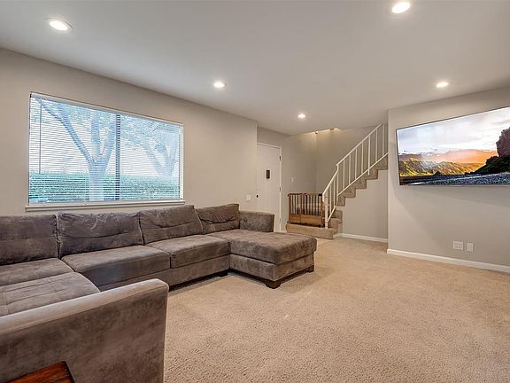 4th image of 433 Colony Crest Dr