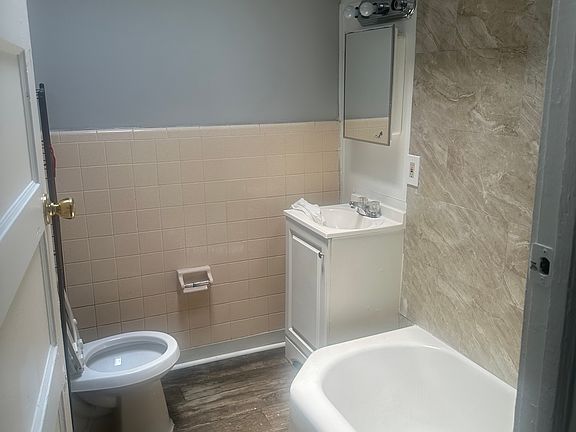2nd image of 100-100 W Ashdale St