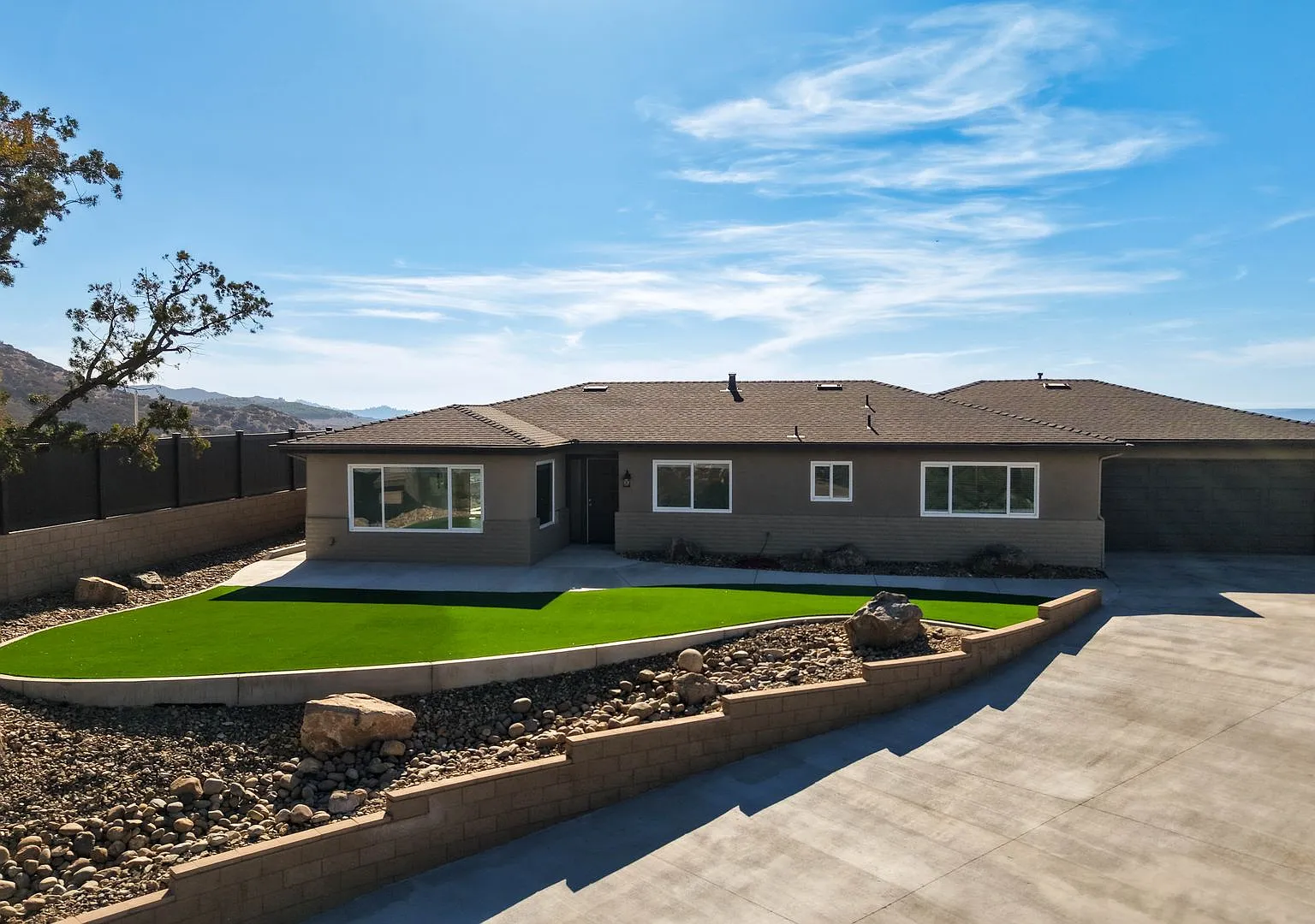 Remodeled 3BR House with Panoramic Mountain Views | Private Drive, Garage & RV Parking! — Photo 2