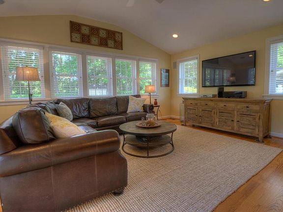 4th image of 426 Pettigrew Dr