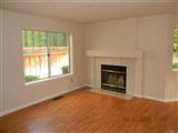 4th image of 440 Czerny St