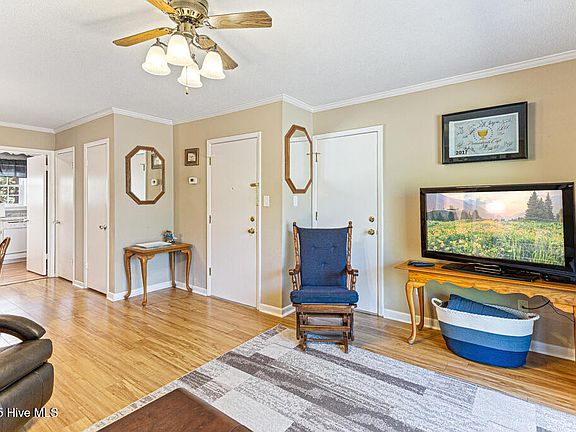 5th image of 353 Driftwood Cir #D