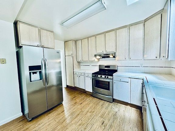 2nd image of 1261 Goettingen St