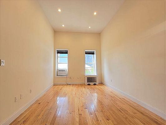 2nd image of 447 W 43rd St APT 5A