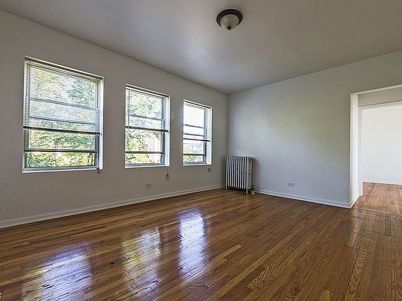 8201 S Drexel Blvd Apartments Chicago Living Room_01