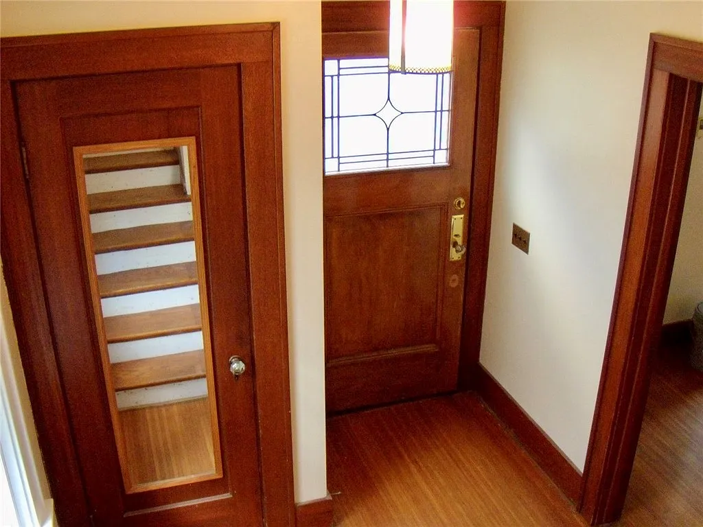 3 bed, 2.0 bath, 1374 sqft, $2,400 — Photo 3