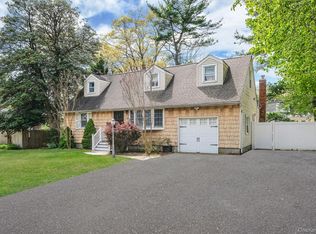 118 Foster Rd, Ronkonkoma, NY 11779