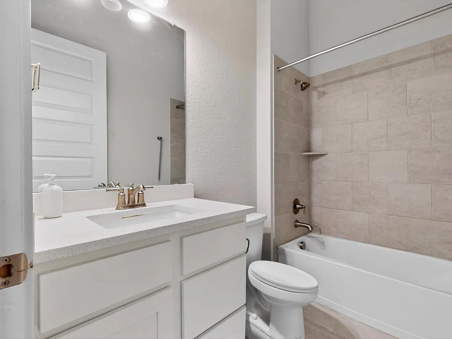 4 bed, 3.0 bath, 2581 sqft, $2,700 — Photo 3