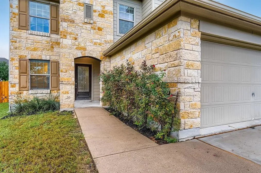 4 bed, 2.5 bath, 1901 sqft, $1,999 — Photo 3