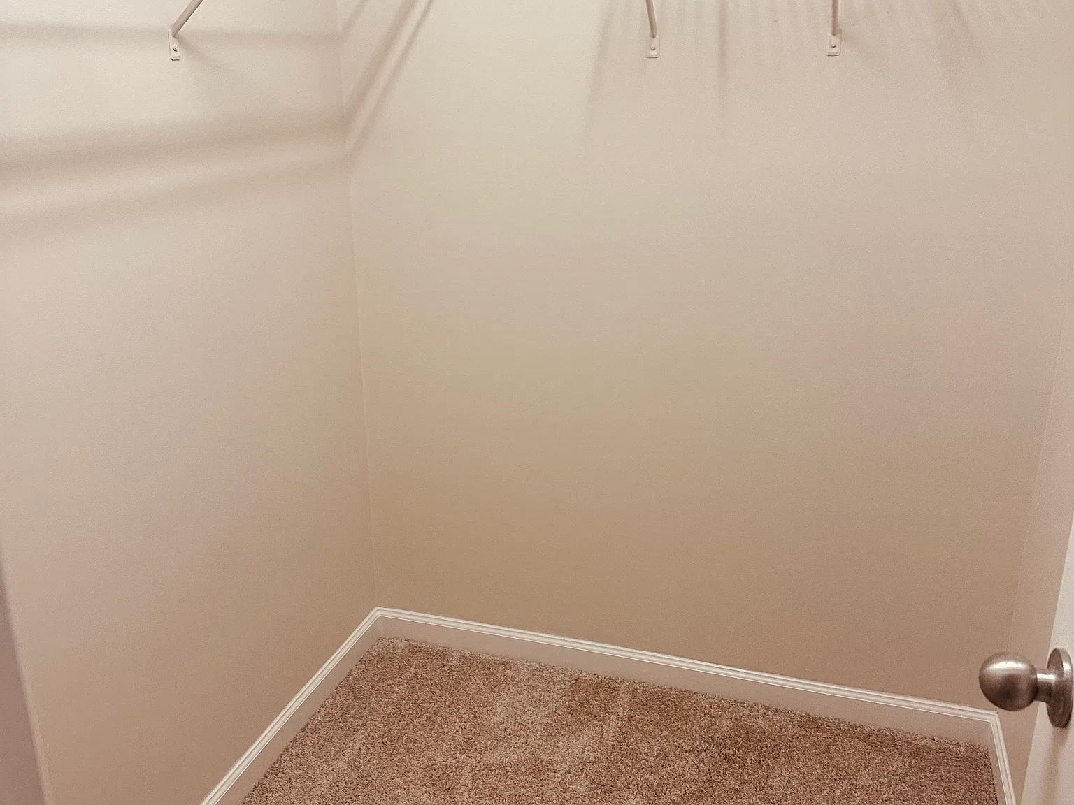 3 bed, 2.5 bath, 1972 sqft, $2,150 — Photo 2