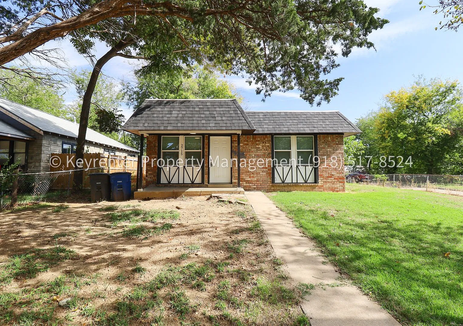 Beautifully Done 3 Bedroom House! Available for Immediate Move in! — Photo 1