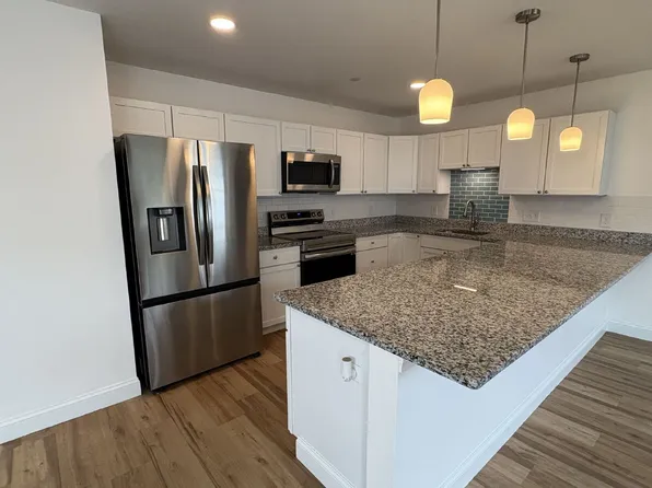 11 Sidetrack Ln, Springvale, ME 04083