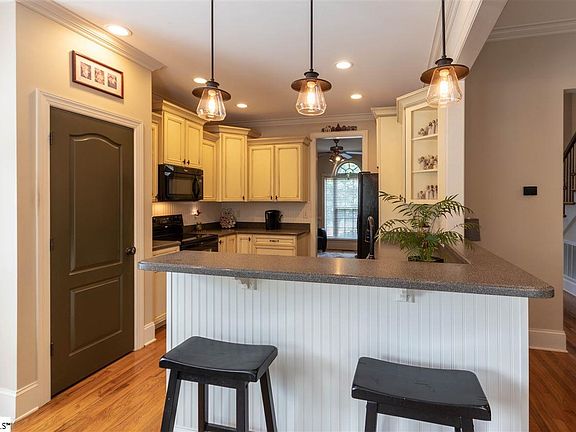 5th image of 6 Manorwood Ct