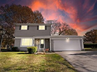 2716 Ravenglass Rd, Waterford, MI 48329