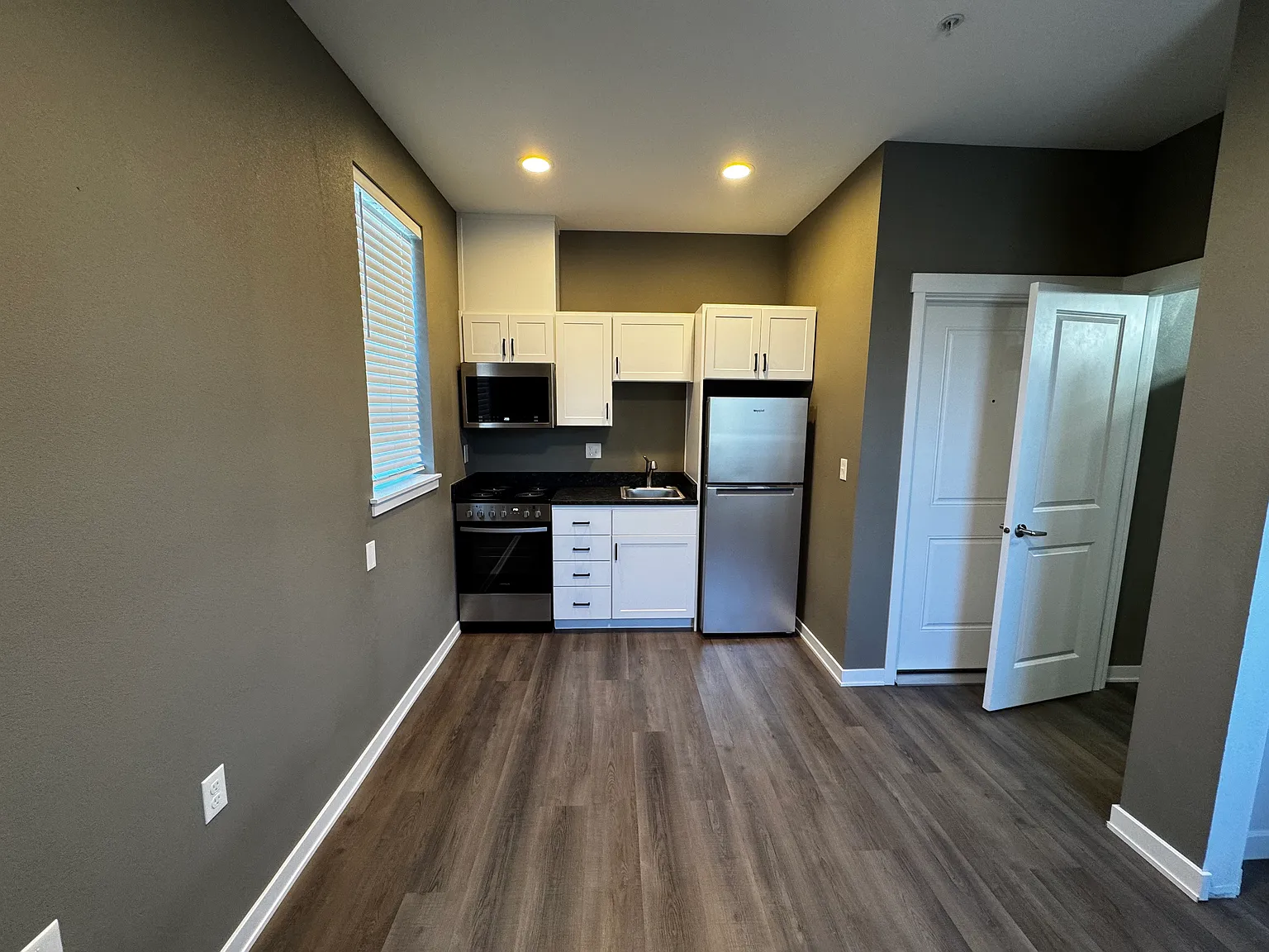 Studio, 250 sqft, $950 — Photo 3