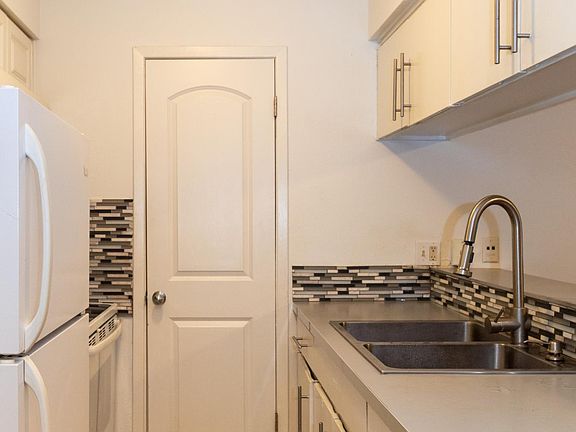3rd image of 714 Woodrow St APT 27