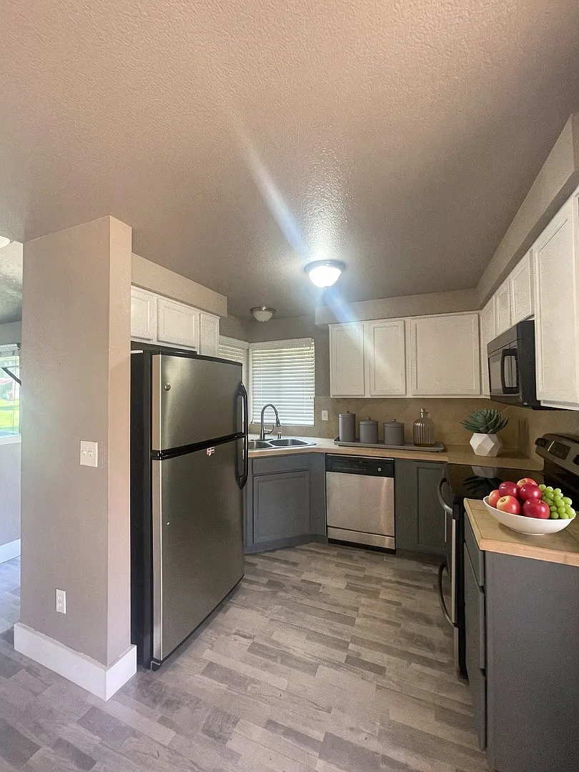 Cute 3 bedroom, 1 bath home located in The Meadows! — Photo 2