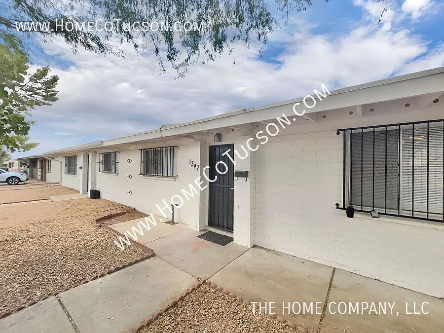 1347 E Wyoming Street 2BR/2BA + Bonus Room near Campbell & Irvington — Photo 3