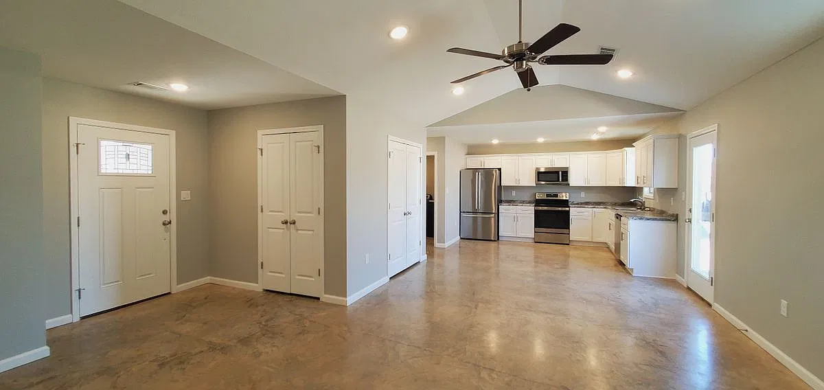 3 bed, 2.0 bath, 1384 sqft, $1,400 — Photo 4