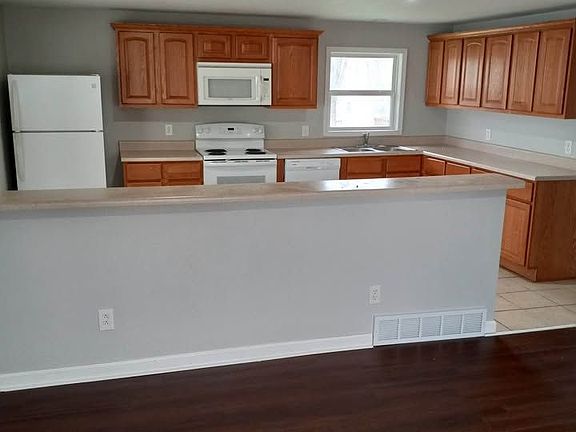 3rd image of 611 Lyndhurst Dr