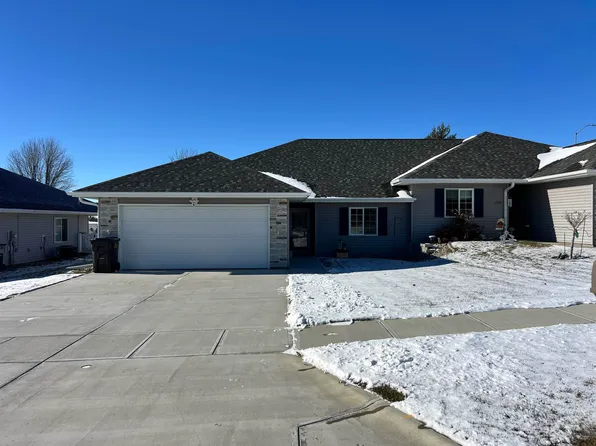 1201 W Meadow Rdg, Norfolk, NE 68701