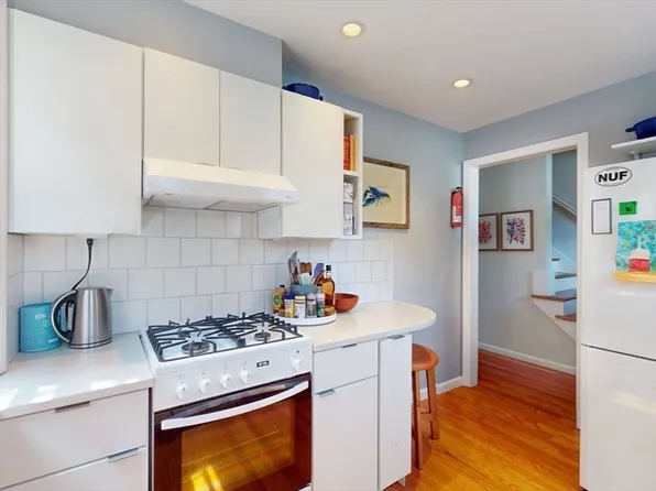 989 Chestnut St #8, Newton, MA 02464