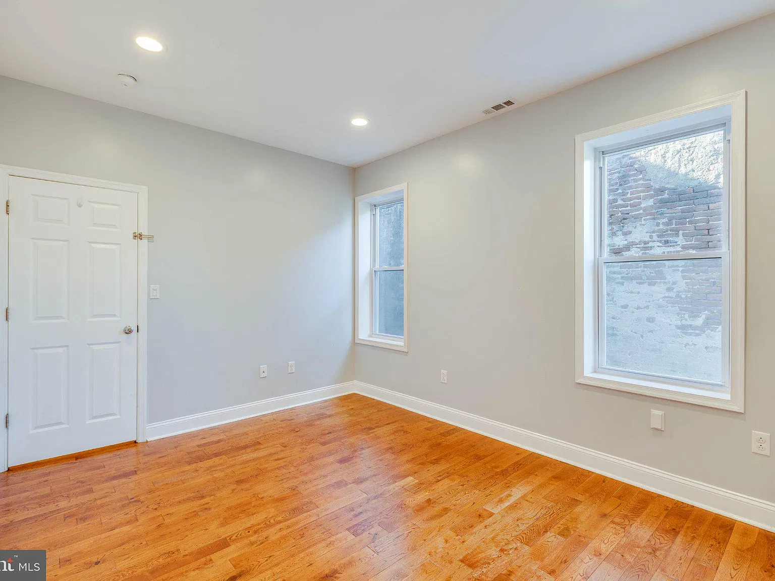 4 bed, 4.0 bath, 2460 sqft, $1,900 — Photo 4