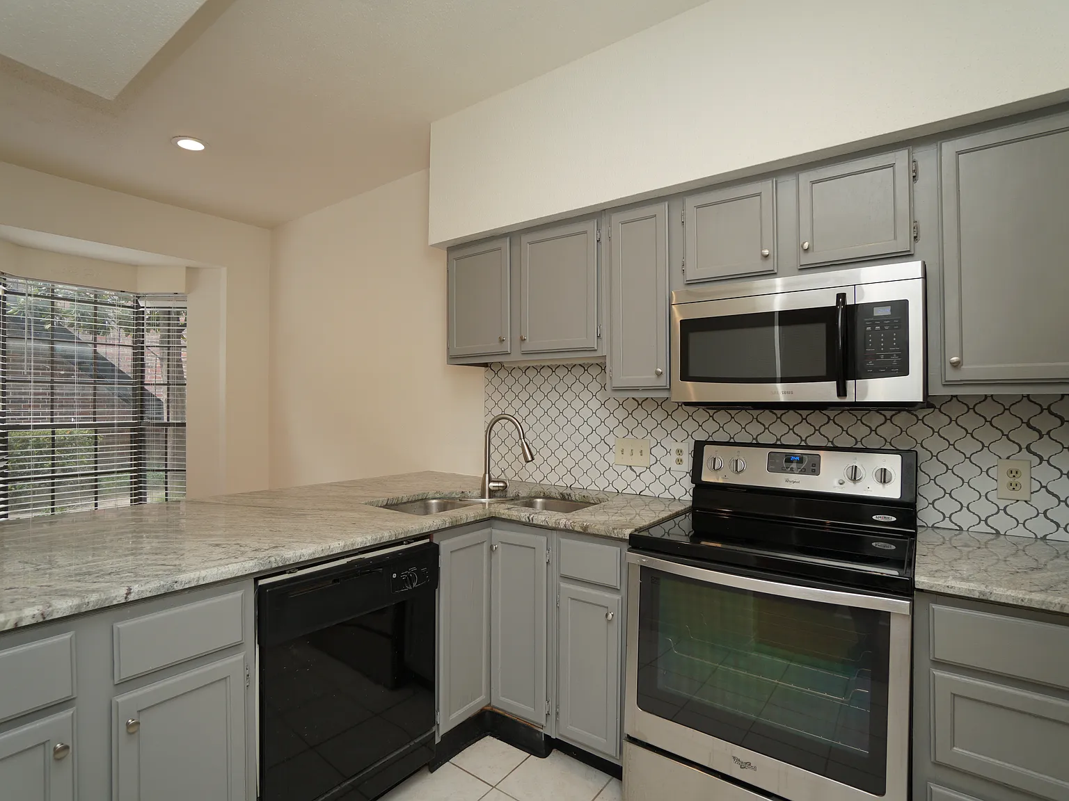 1 bed, 1.5 bath, 943 sqft, $1,295 — Photo 4