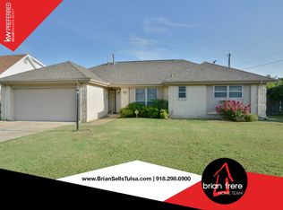 9411 E 39th Pl, Tulsa, OK 74145