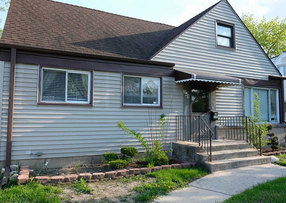 1st image of 141 E Grand Ave