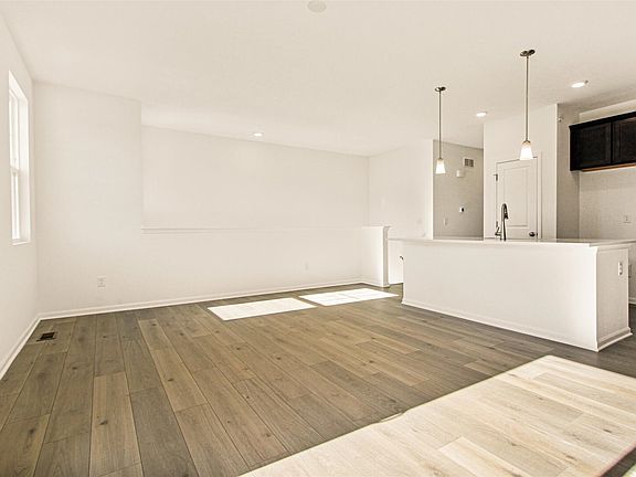 5th image of 422 Comstock Rd