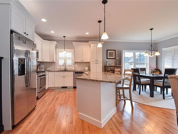 5th image of 19 Pine Grove Ln