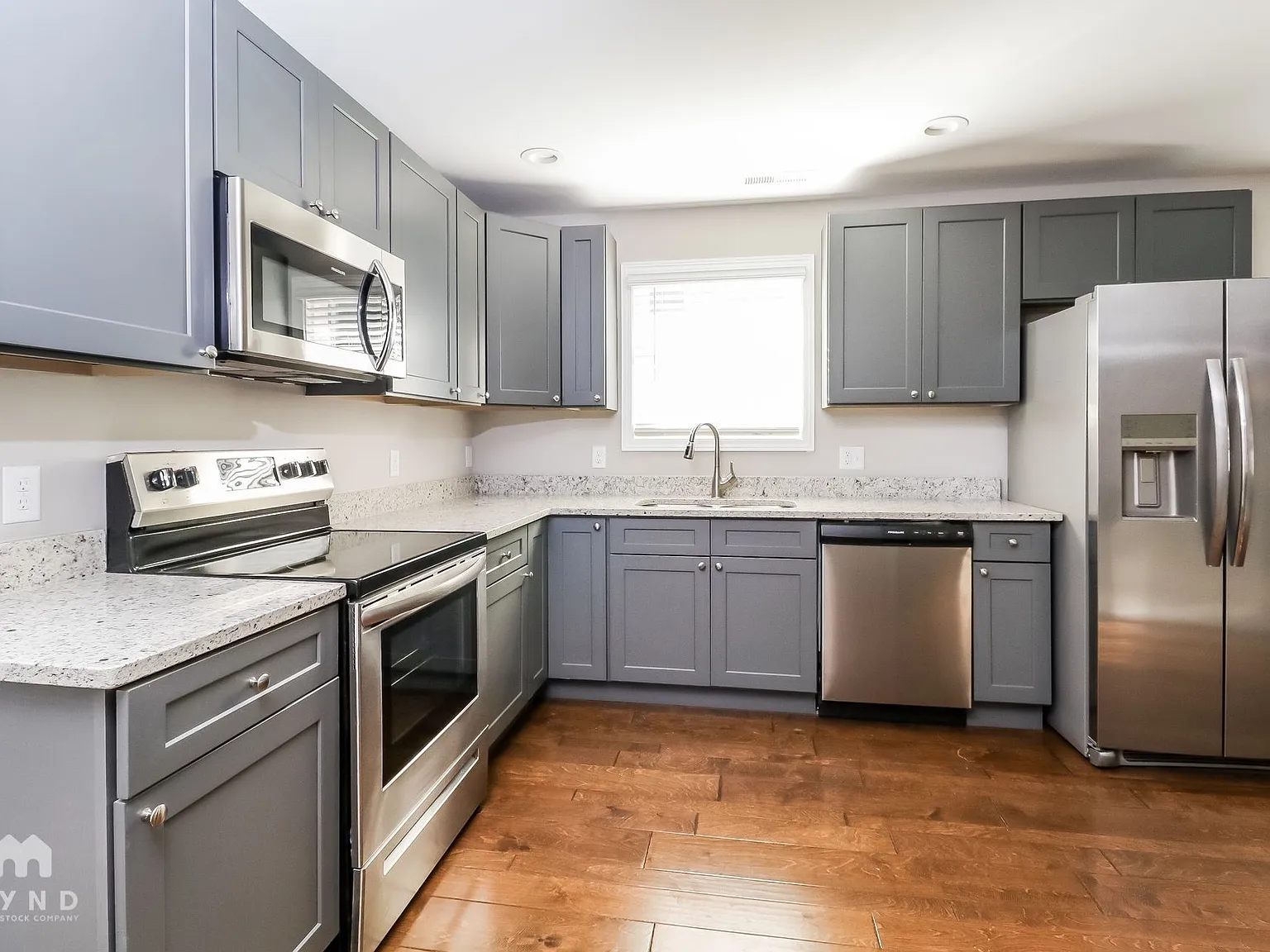 3 bed, 2.0 bath, 1586 sqft, $2,323 — Photo 2