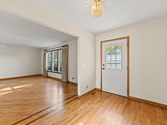 3rd image of 62 E Fox Hill Dr