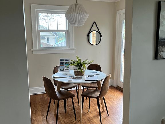 How adorable is this dining room through the arched doorway!