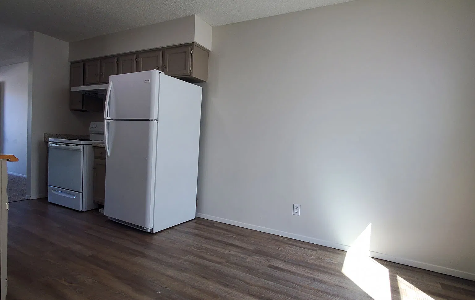 2 bed, 1.5 bath, 900 sqft, $875 — Photo 2