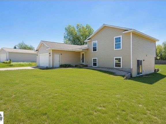 2nd image of 2388 Grouse Dr
