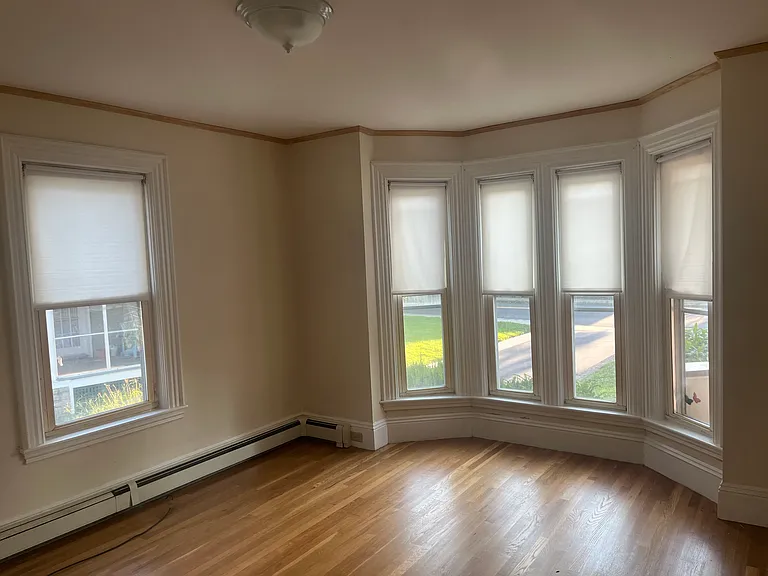 Living Room - 4 Bay Windows